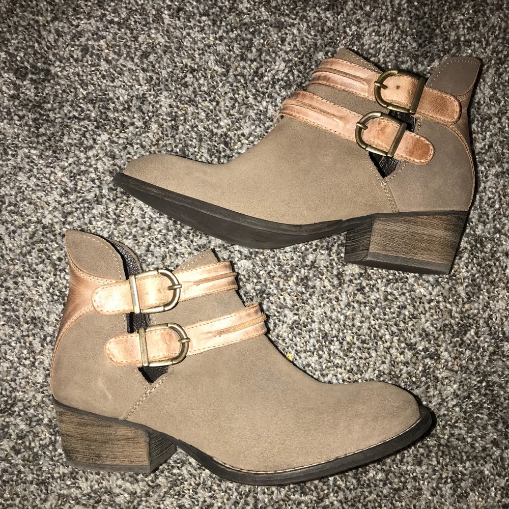 ✨ Steve Madden Short Buckled Ankle Booties